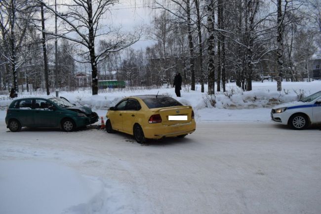 В Ухте на улице Кремса столкнулись Volkswagen Polo и Chevrolet Aveo